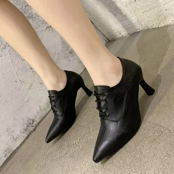 Черные тонкие туфли с острым носком, женские новинки 2023 года, весенне-осенние маленькие кожаные туфли на шпильке с глубоким вырезом в британском стиле