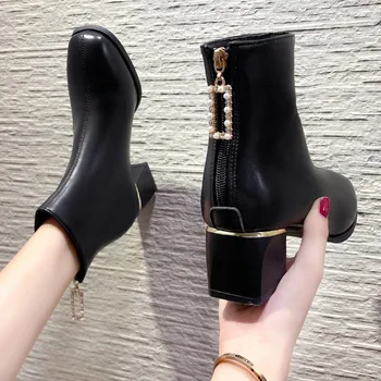 2023 Модные Женские короткие ботинки из черной кожи с квадратным носком на высоких каблуках, Стрейчевые ботинки, Корейский Роскошный дизайн, Обувь с жемчужными молниями