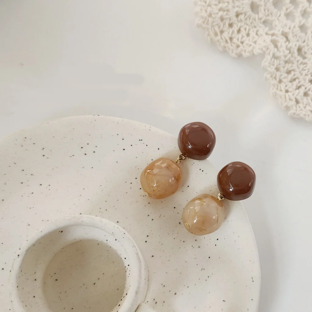 Серьги-гвоздики цвета Сладкого карамельного чая с молоком, женские Винтажные Контрастные Серьги из смолы с шариками уксусной кислоты, подарок для творческой вечеринки