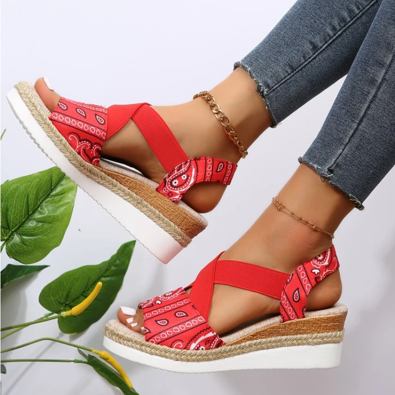 Новые женские сандалии Модные туфли на танкетке с цветочной пряжкой и плетеной веревкой Пляжная обувь на платформе с открытым носком Sandália Flip Flop