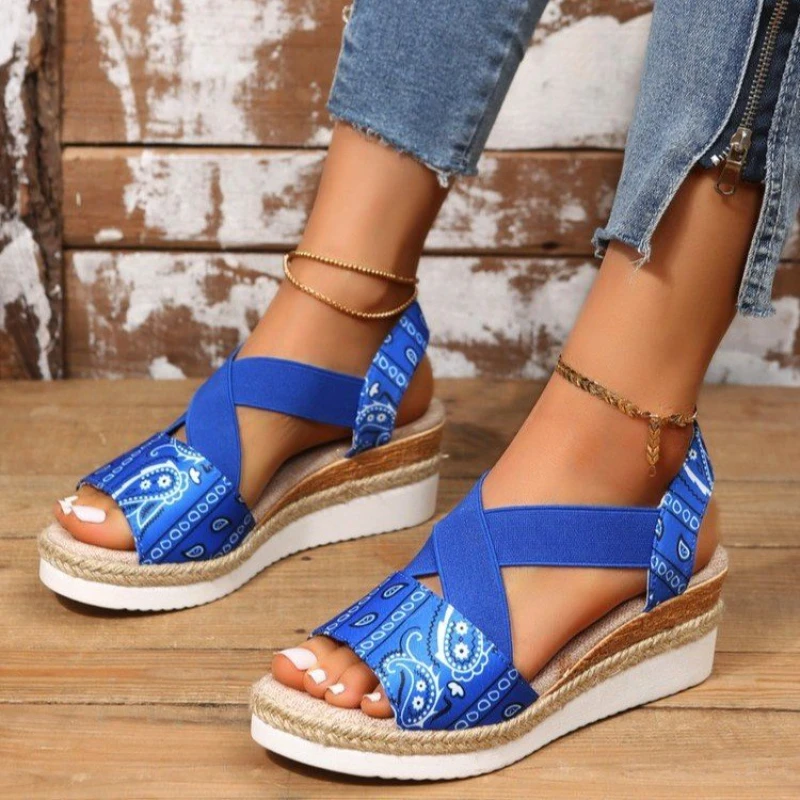 Новые женские сандалии Модные туфли на танкетке с цветочной пряжкой и плетеной веревкой Пляжная обувь на платформе с открытым носком Sandália Flip Flop