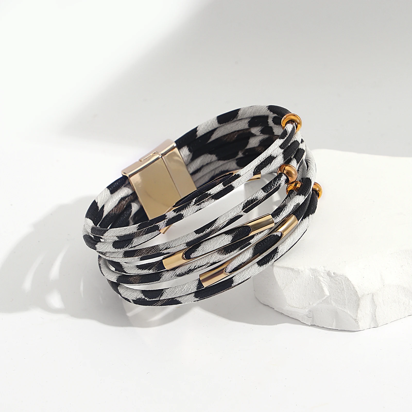 Очаровательные Леопардовые браслеты Amorcome для женщин и девочек-подростков, многослойные кожаные браслеты с широкой оберткой, ювелирные изделия