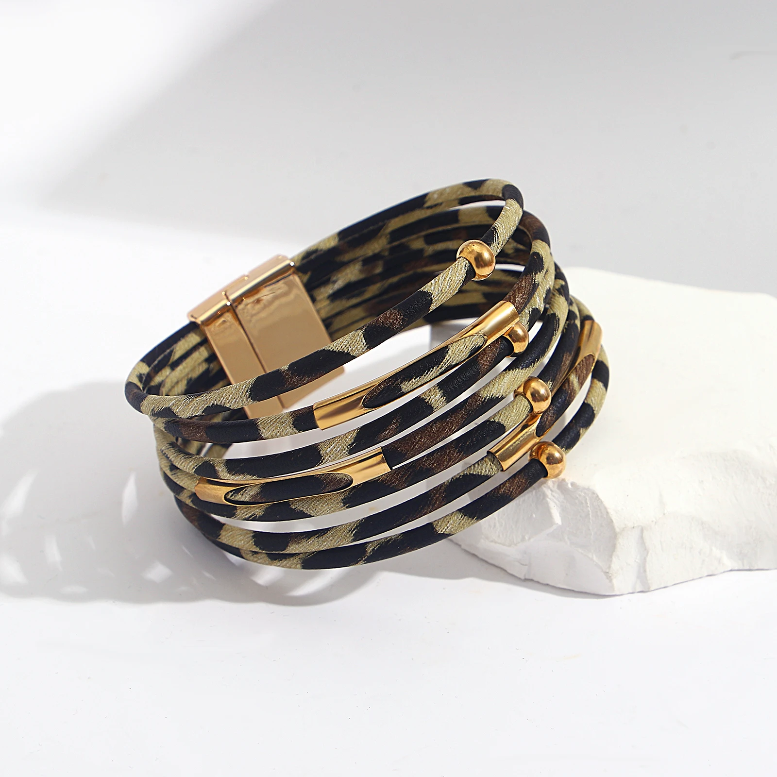 Очаровательные Леопардовые браслеты Amorcome для женщин и девочек-подростков, многослойные кожаные браслеты с широкой оберткой, ювелирные изделия