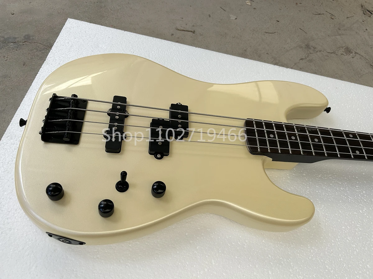 Заводской металл Молочно-желтого цвета, 4-струнная электрическая бас-гитара, гриф из розового дерева, Черная Фурнитура, настраиваемая