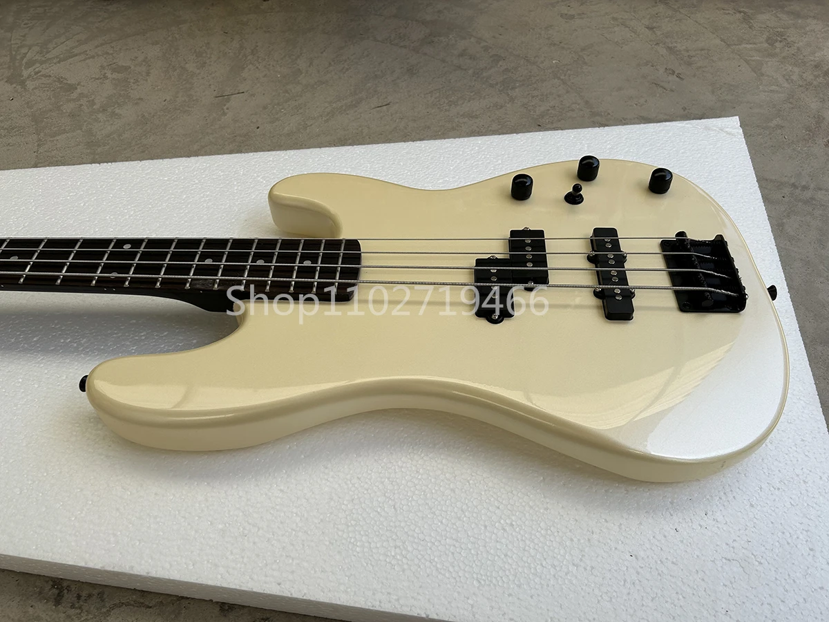 Заводской металл Молочно-желтого цвета, 4-струнная электрическая бас-гитара, гриф из розового дерева, Черная Фурнитура, настраиваемая